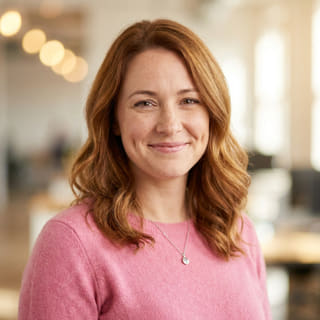 Emily Watson, bei Klar Zinsmehrenz als Leiterin des Kundensupports aufgeführt, im Profilbild